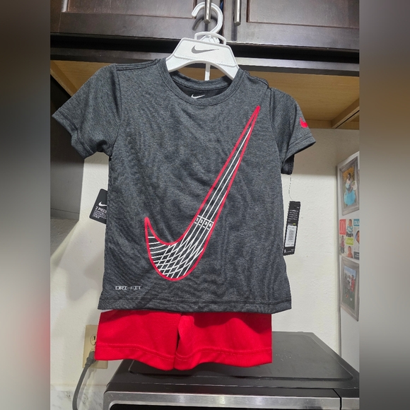 Nike Kids Gray and Red Dri-FIT T-Shirt 4T - Picture 4 of 8